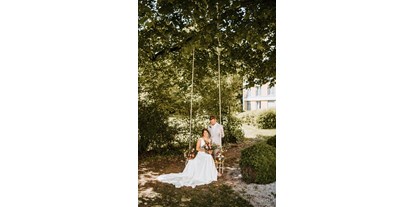 Hochzeit - Hochzeits-Stil: Traditionell - PLZ 5081 (Österreich) - Brautpaar auf Hochzeitsschaukel - ARCOTEL Castellani Salzburg