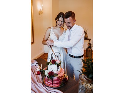 Hochzeit - Hochzeitsessen: Buffet - Bad Dürrnberg - Torte anschneiden im Salon Freisaal - ARCOTEL Castellani Salzburg
