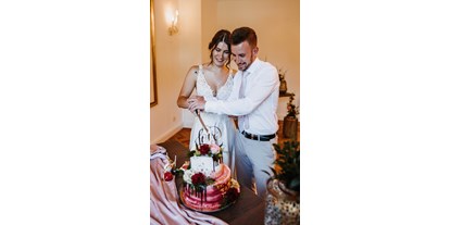 Hochzeit - Hochzeitsessen: mehrgängiges Hochzeitsmenü - Krispl - Torte anschneiden im Salon Freisaal - ARCOTEL Castellani Salzburg