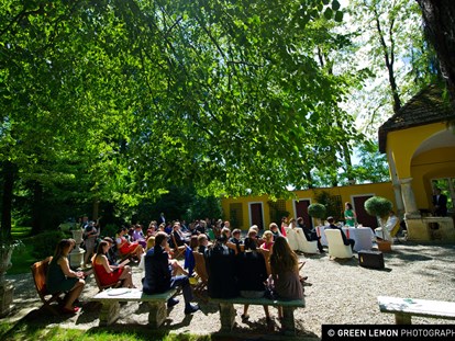 Hochzeit - Art der Location: Eventlocation - Krottendorf an der Laßnitz - Heiraten unter freiem Himmel im Schloss Ottersbach in der Steiermark.
Foto © greenlemon.at - Schloss Ottersbach
