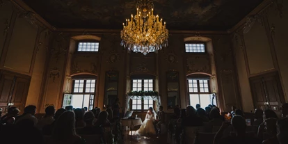 Wedding - Umgebung: im Park - Baden-Württemberg - Eine standesamtliche Trauung im Spiegelsaal. - Neues Schloss Meersburg