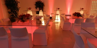 Wedding - Umgebung: in einer Stadt - Großengersdorf - Galabestuhlung mit LED Glasgalatischen und LED Leuchtstehtischen  - Novomatic Forum