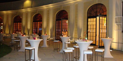 Hochzeit - Hochzeits-Stil: Fine-Art - Wien - Terrasse vor dem Saal Maria Theresia (fixer Bestandteil jeder Buchung dieses Raumes) - Schloss Schönbrunn Orangerie und Apothekertrakt 