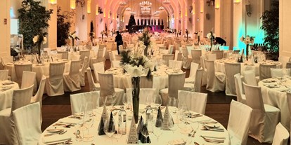 Hochzeit - Wien - Galatische und Stühle mit Hussen in Blickrichtung Bühne in der Orangerie  - Schloss Schönbrunn Orangerie und Apothekertrakt 