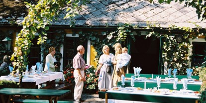 Hochzeit - Umgebung: in Weingärten - Schwechat - Preßstüberl Terrasse - Heuriger Wolff