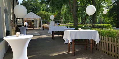Hochzeit - Umgebung: in Weingärten - Pillichsdorf - Sektempfang und Eingang zu einer Gartenhochzeit - Berggasthof Magdalenenhof