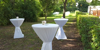 Hochzeit - Umgebung: in Weingärten - Flandorf - Sektempfang bei einer Gartenhochzeit - Berggasthof Magdalenenhof
