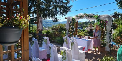 Hochzeit - Umgebung: in den Bergen - Traumhochzeit im Gastgarten  - Hochzeitssaal Wien Rosental