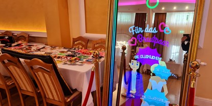 Hochzeit - Art der Location: Wintergarten - Eigener Spiegelfotobox Magic Mirror mit Hochzeit Requisiten und Hochteitsanimation - Hochzeitssaal Wien Rosental