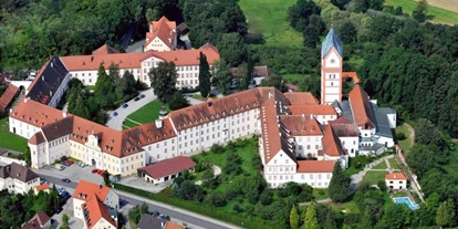 Nozze - Frühlingshochzeit - Oberbayern - Das Gelände des Kloster Scheyern mit der Basilika - Klosterschenke Scheyern - Prielhof