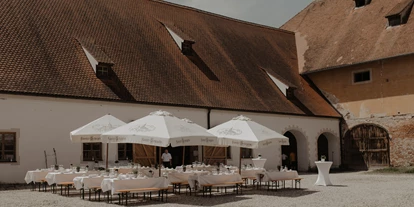 Bruiloft - Hochzeitsessen: 5-Gänge Hochzeitsmenü - Der Innenhof des Prielhof bestuhlt für Kaffee und Kuchen am Nachmittag - Klosterschenke Scheyern - Prielhof