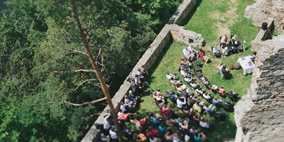 Hochzeit - Geeignet für: Filmproduktionen - PLZ 3713 (Österreich) - Heiraten im Freien auf der Ruine Dobra in Niederösterreich.
Foto © thomassteibl.com - Ruine Dobra