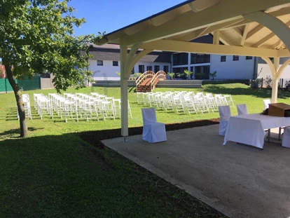 Hochzeit - Geeignet für: Eventlocation - Oberhameten - Gartenansicht mit Pavillon und Sesseln - Donauhof Zwentendorf