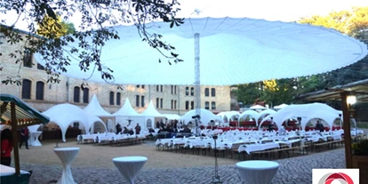 Wedding - externes Catering - Saxony-Anhalt - Innenhof der Festung Mark mit festlicher Hochzeitseindeckung unter dem "Magic Sky". - Festung Mark