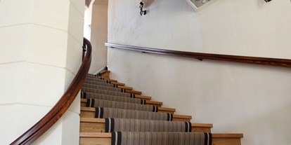 Hochzeit - Kirche - Steiermark - Aufgang zu den Zimmern mit Stuckdecke - Hotel Hofwirt