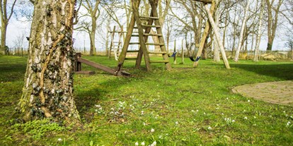 Hochzeit - Frühlingshochzeit - Altefähr - Garten mit Schaukel und Klettergerüst - Traumhaftes Anwesen auf Rügen in Poppelvitz