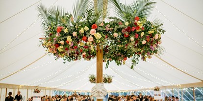 Hochzeit - externes Catering - Sitzenberg - Unsere Blumenringe lassen viel Raum für eigene Gestaltung, man braucht kaum mehr... - Schloss Jeutendorf Marquees