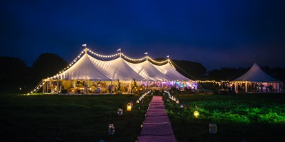 Hochzeit - Aggsbach-Dorf - Unser 12mx34m Marquee bei Nacht mit funkelnder Festbeleuchtung. Lasst die Party beginnen! - Schloss Jeutendorf Marquees