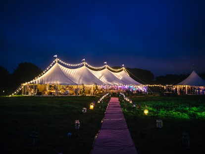 Hochzeit - Langenlois - Unser 12mx34m Marquee bei Nacht mit funkelnder Festbeleuchtung. Lasst die Party beginnen! - Schloss Jeutendorf Marquees