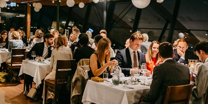 Hochzeit - Umgebung: am See - Wallern im Burgenland - Festsaal des Seerestaurant Katamaran für eine Hochzeit am Neusiedlersee. - Seerestaurant Katamaran