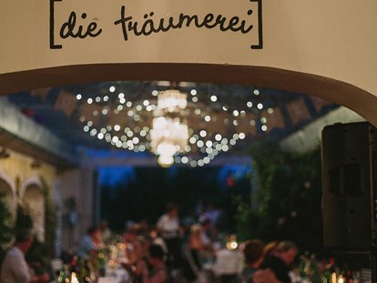 Hochzeit - Umgebung: in Weingärten - Überdacht und dennoch wie im Freien. In der Träumerei im Burgenland. - Die Träumerei