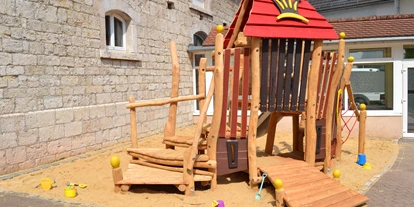 Nozze - Parkplatz: kostenpflichtig - Turingia - Kinderspielecke auf der Terasse - Hotel am Schloß Apolda