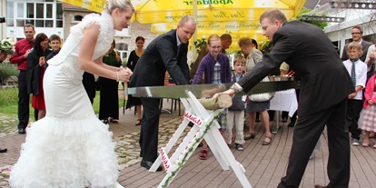 Hochzeit - Candybar: Saltybar - Kölleda - Traditionelles Holzsägen auf der Hotelterrasse  - Hotel am Schloß Apolda