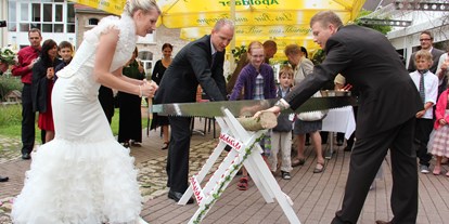 Hochzeit - Hochzeitsessen: À la carte - Isseroda - Traditionelles Holzsägen auf der Hotelterrasse  - Hotel am Schloß Apolda
