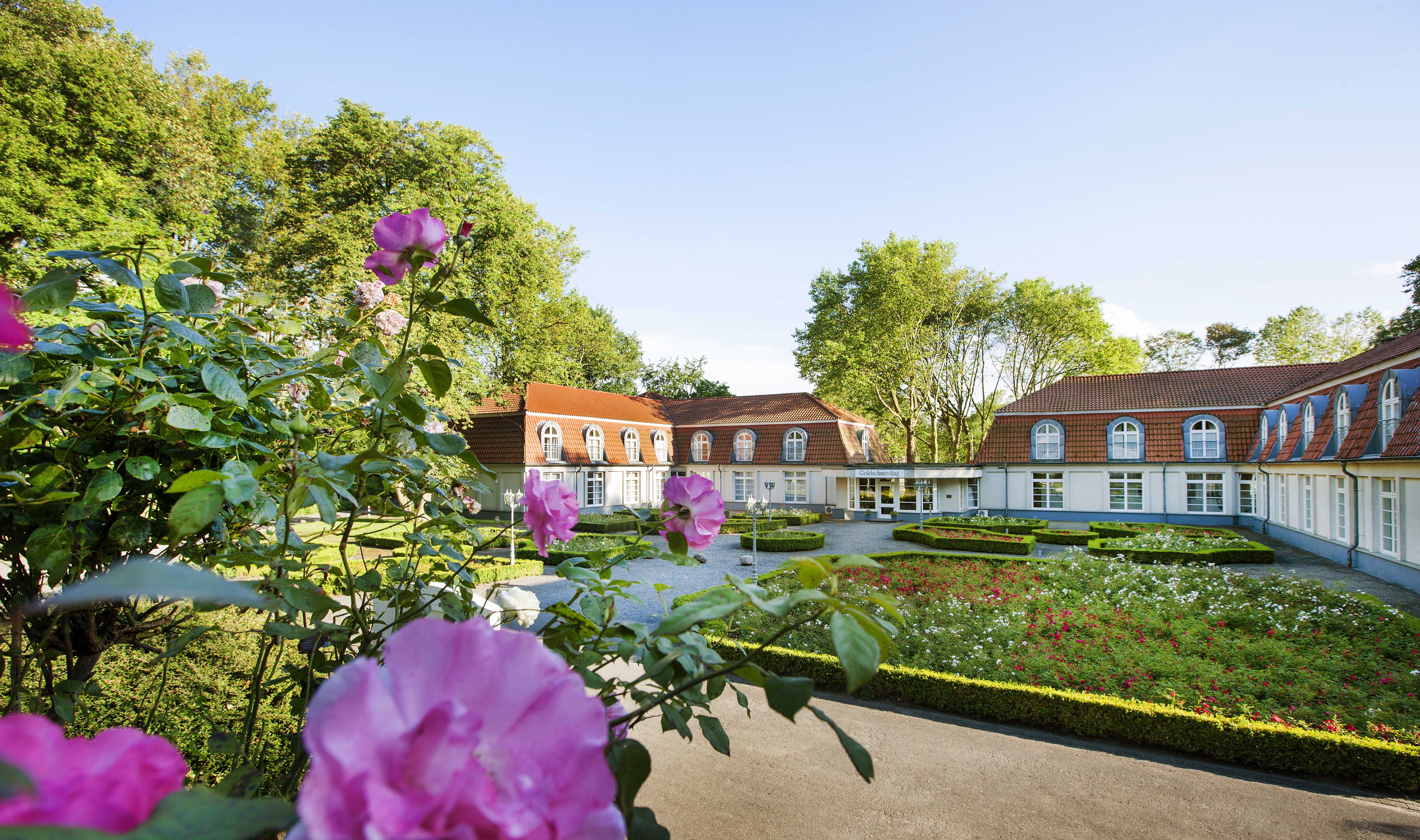 Hochzeitslocation - Außenansicht Rosengarten  / Hotel  - Vienna House Easy Castrop-Rauxel by Wyndham