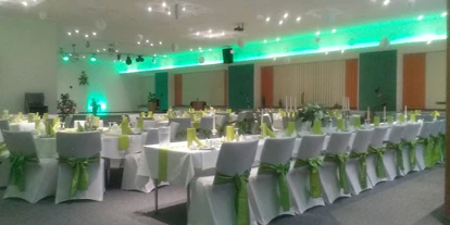 Bruiloft - wolidays (wedding+holiday) - Duitsland - Hochzeit mit Banketttischen und Hussen, Nischen, grüne Deko und grüne LED-Schmuckfarbe (mit Brauttafel), Mittel-BAR - Mittel-BAR Schönheide