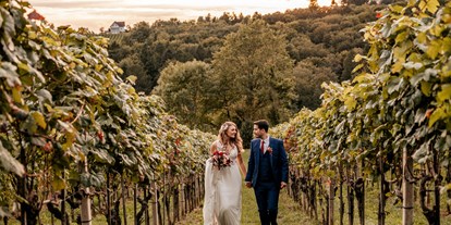 Hochzeit - Art der Location: Eventlocation - Brautpaar im Weingarten des Weinschloss Thaller - Weinschloss Thaller
