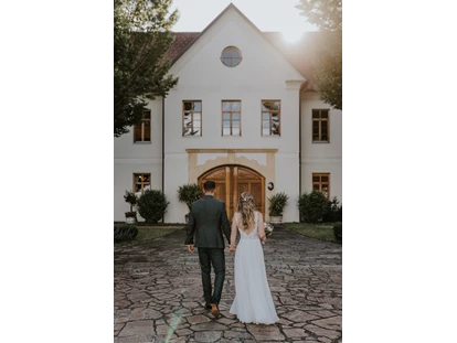 Hochzeit - Umgebung: in Weingärten - Krusdorf - Brautpaar vor dem Weinschloss Thaller - Weinschloss Thaller