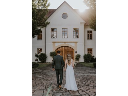Hochzeit - Art der Location: ausgefallene Location - Brautpaar vor dem Weinschloss Thaller - Weinschloss Thaller
