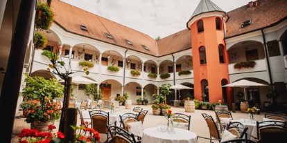 Hochzeit - interne Bewirtung - Innenhof des Weinschloss Thaller - Weinschloss Thaller
