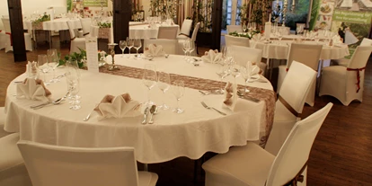 Hochzeit - Personenanzahl - Hörmanns - Saal Buchenstein, runde Tische, Hussen - Hotel-Restaurant Liebnitzmühle