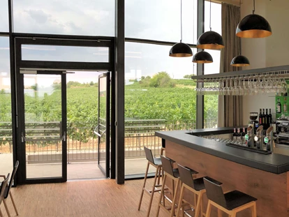 Nozze - Umgebung: am Land - Zaußenberg - Bar/Restaurant mit Blick in die Weingärten - W4 - Wein l Genuss l Kultur