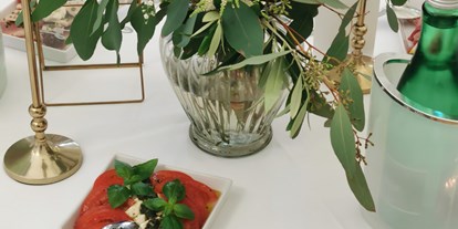 Hochzeit - externes Catering - Bad Hall - Vorspeisen werden auf Wunsch gerne auf die Tische eingestellt

Mozarella Caprese mit Basilikumpesto - Schloss Events Enns