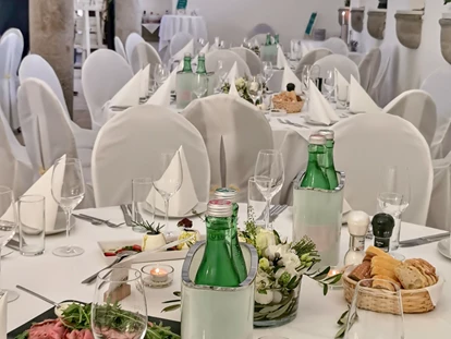 Hochzeit - Personenanzahl - Weißenberg (Ansfelden) - Roastbeef mit Sauce Remoulade wird eingestellt - Schloss Events Enns