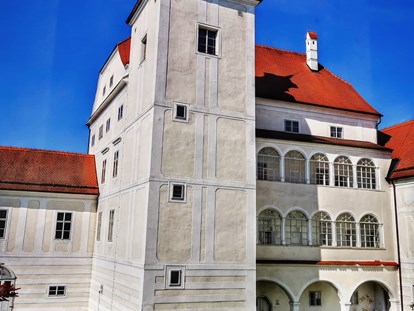 Hochzeit - Art der Location: im Freien - Donauraum - Rosengarten beim Standesamt - Schloss Events Enns