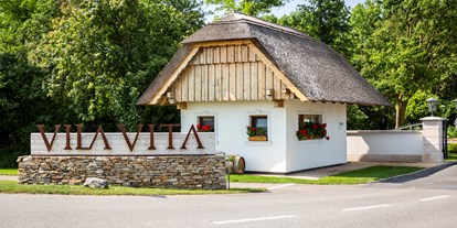 Hochzeit - Umgebung: in Weingärten - Breitenbrunn (Breitenbrunn am Neusiedler See) - Hoteleinfahrt - VILA VITA Pannonia