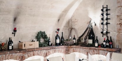 Hochzeit - Art der Location: Eventlocation - Jois - Eine Hochzeitstafel im hauseigenen Weinkeller VITAKELLA. - VILA VITA Pannonia