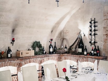 Hochzeit - Art der Location: Scheune - Eine Hochzeitstafel im hauseigenen Weinkeller VITAKELLA. - VILA VITA Pannonia