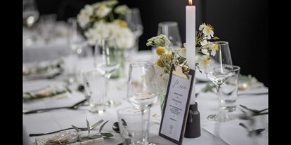 Hochzeit - Preisniveau: günstig - Unsleben - Hochzeitstafel in der WEINWERK Vinothek - WEINWERK die Vinothek auf der Ludwigsbrücke