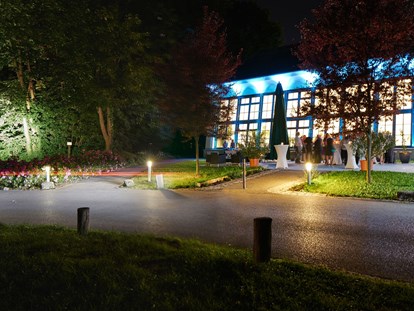 Hochzeit - Umgebung: im Park - Wien - ORANGERIE mit abendlicher Beleuchtung  - Orangerie Europahaus Wien