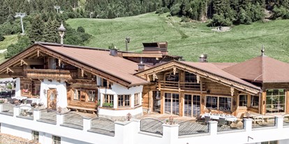 Hochzeit - Art der Location: Gasthaus - Auf der Terrasse der Rössl Alm könnt ihr während der Hochzeitsfeier das Bergpanorama genießen. - Rössl Alm