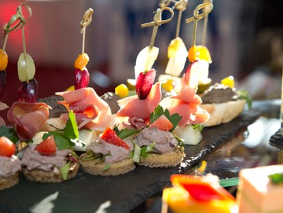 Hochzeit - Umgebung: am See - Deutschland - Buffets bereiten wir nach Ihren Wünschen vor. - The Lakeside Burghotel zu Strausberg