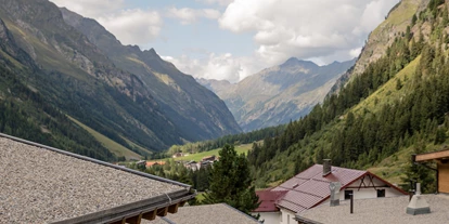 Mariage - Frühlingshochzeit - Tyrol - Aussicht von Resort ins Tal - das Chaletdorf - Pitztal