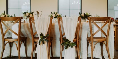 Hochzeit - Hochzeits-Stil: Traditionell - Heiningen (Göppingen) - Der Brauttisch im NOLI Event. - NOLI Event & Wedding Location