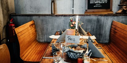 Hochzeit - Börnicke (Landkreis Barnim) - Kleine, gemütliche Tische schaffen eine vertraute und intime Atmosphäre. - Old Smithy's Dizzle