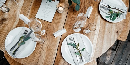 Bruiloft - Hochzeits-Stil: Vintage - Börnicke (Landkreis Barnim) - Als längliche Tafel oder mit runden Tischen - Hauptsache Stilvoll. - Hallesches Haus